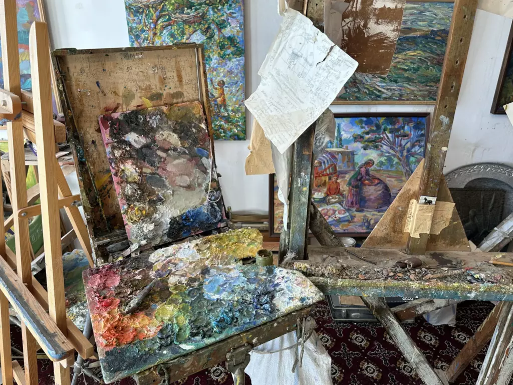 Студия Бахтиера Серекеева
