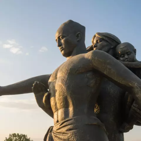 монумент Мужества